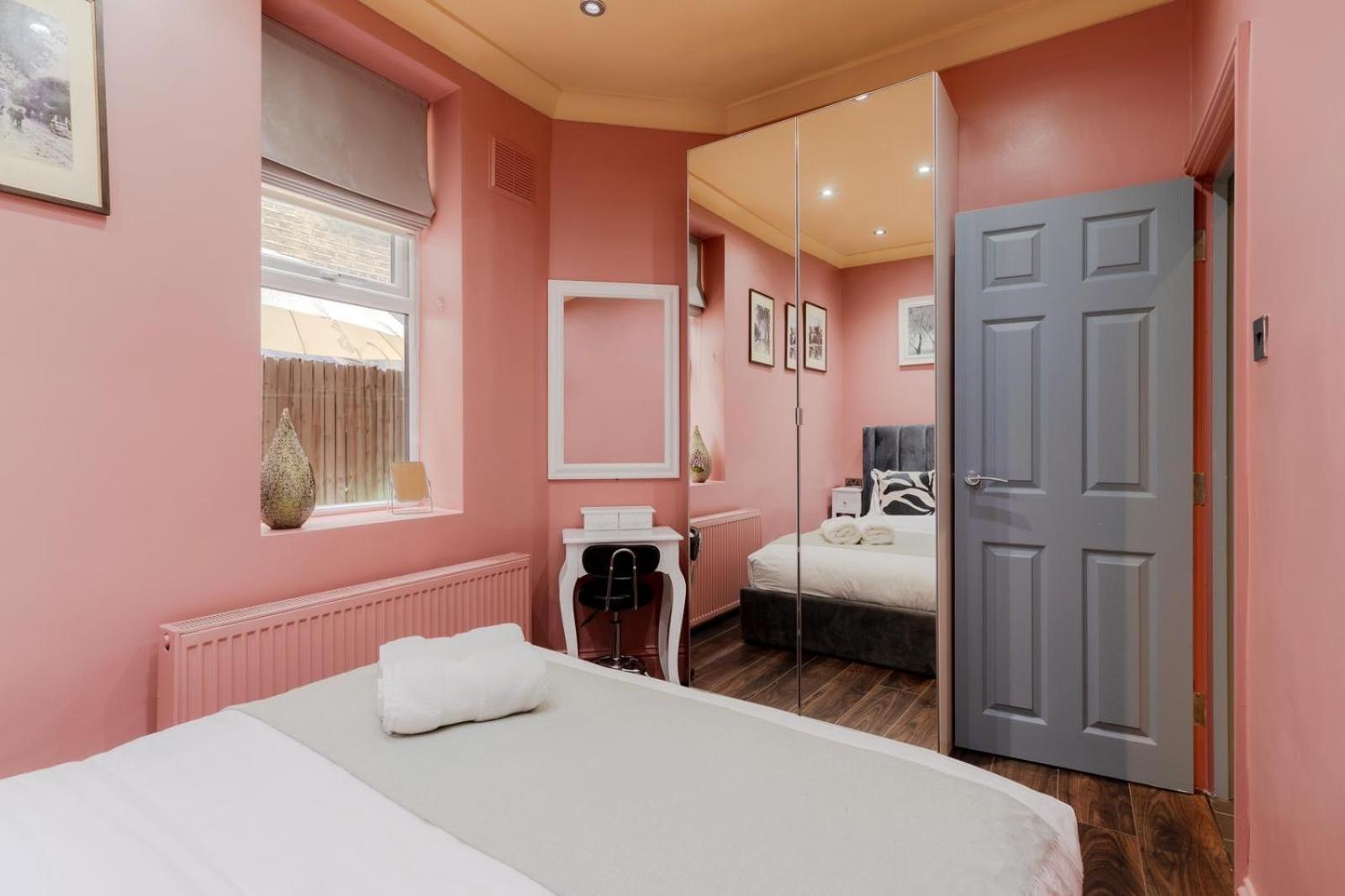 Stylish 2 Bedrooms Flat Sleeps 6 & Garden London Zone 2 Cls Central ภายนอก รูปภาพ
